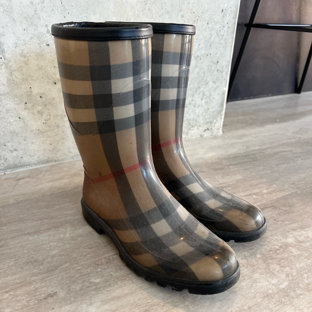 Size 6 Burberry rainboots